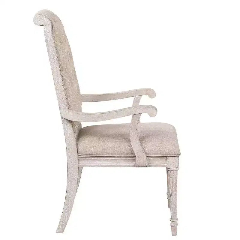 Sedia da pranzo con braccioli, schienale alto capitonné, rivestimento in microfibra, finitura bianco osso vintage