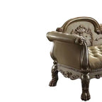 Panca d'appoggio in similpelle trapuntata, struttura in legno con patina dorata, borchie decorative e piedini a zampa di leone