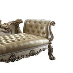 Panca d'appoggio in similpelle trapuntata, struttura in legno con patina dorata, borchie decorative e piedini a zampa di leone