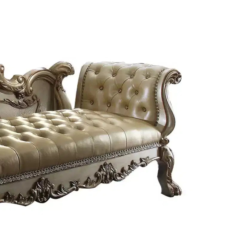 Panca d'appoggio in similpelle trapuntata, struttura in legno con patina dorata, borchie decorative e piedini a zampa di leone
