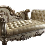 Panca d'appoggio in similpelle trapuntata, struttura in legno con patina dorata, borchie decorative e piedini a zampa di leone