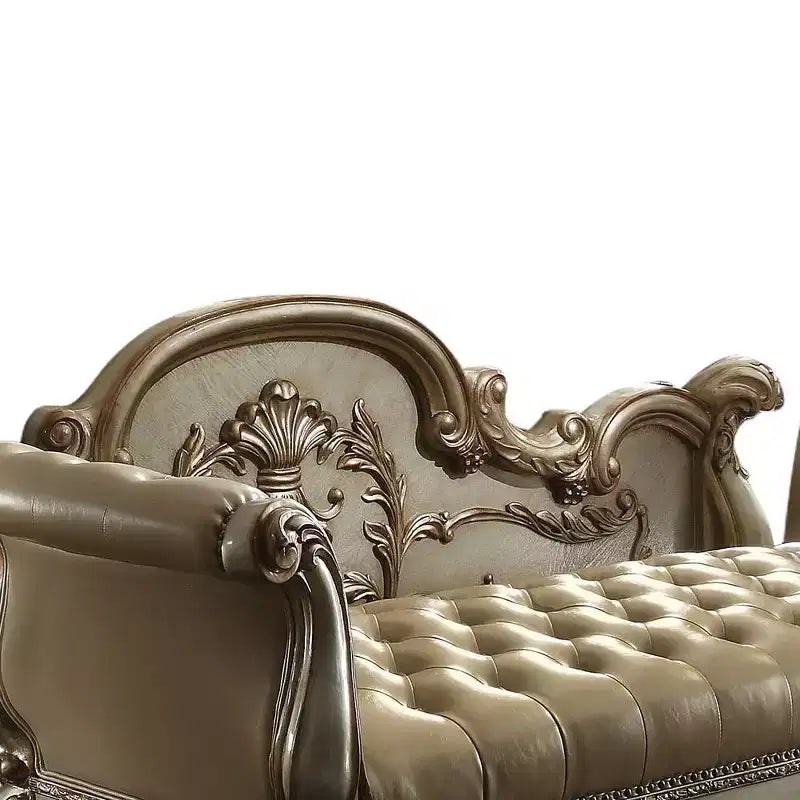 Panca d'appoggio in similpelle trapuntata, struttura in legno con patina dorata, borchie decorative e piedini a zampa di leone