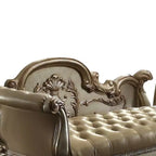 Panca d'appoggio in similpelle trapuntata, struttura in legno con patina dorata, borchie decorative e piedini a zampa di leone