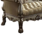 Panca d'appoggio in similpelle trapuntata, struttura in legno con patina dorata, borchie decorative e piedini a zampa di leone