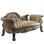 Panca d'appoggio in similpelle trapuntata, struttura in legno con patina dorata, borchie decorative e piedini a zampa di leone
