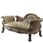Panca d'appoggio in similpelle trapuntata, struttura in legno con patina dorata, borchie decorative e piedini a zampa di leone