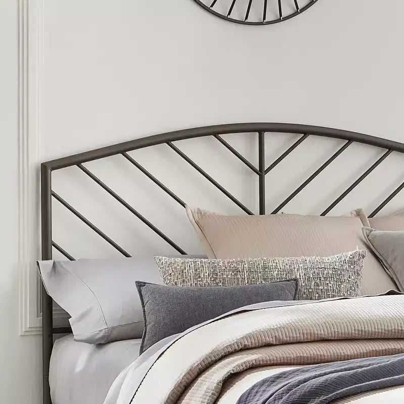 Testiera matrimoniale/queen in metallo, design a fuso a spina di pesce, finitura bronzo grigio, larghezza 53,75"